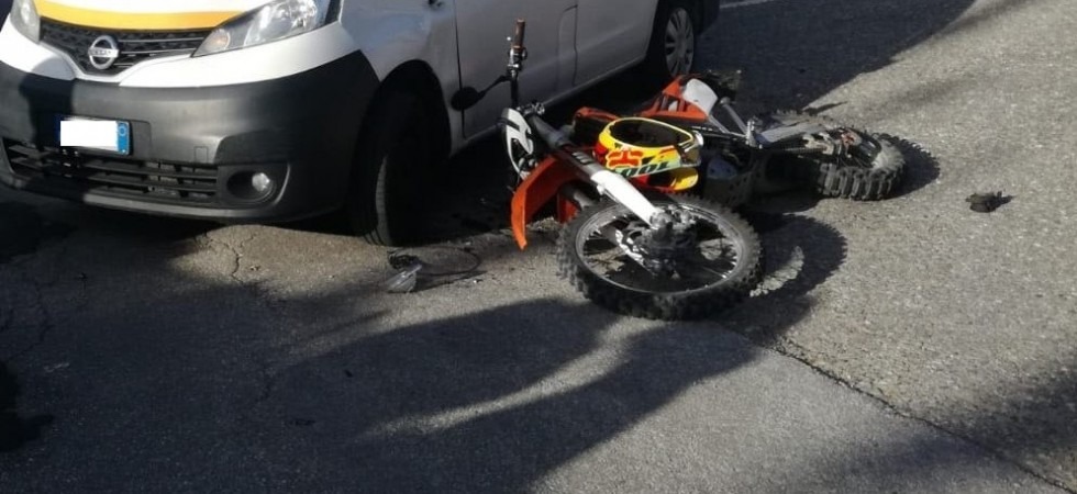 Scontro moto - furgone, un 17enne trasportato in elicottero all'ospedale